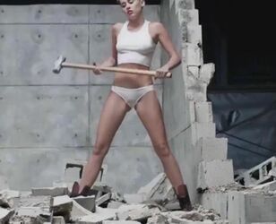 Miley Cyrus Bare Gigs - Demolishing Ball (Slowed Down) 1